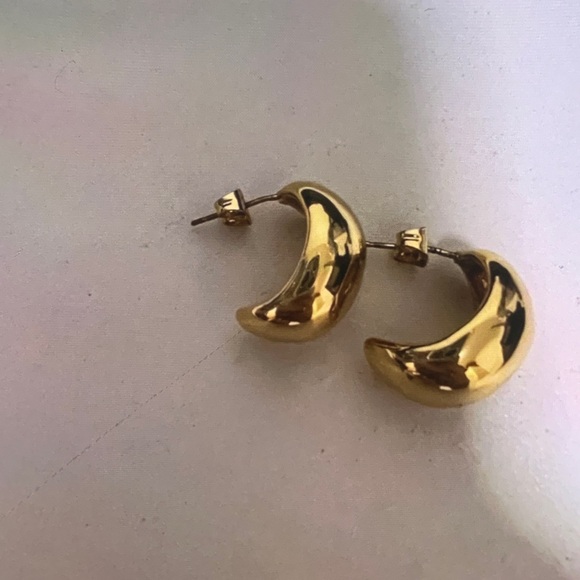 Elegant Gold Crescent Earrings - Picture 3 of 5